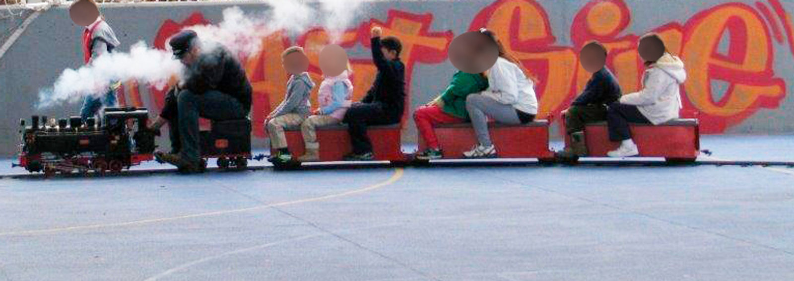 Tren de 5 pulgadas con un maquinista y niños a bordo