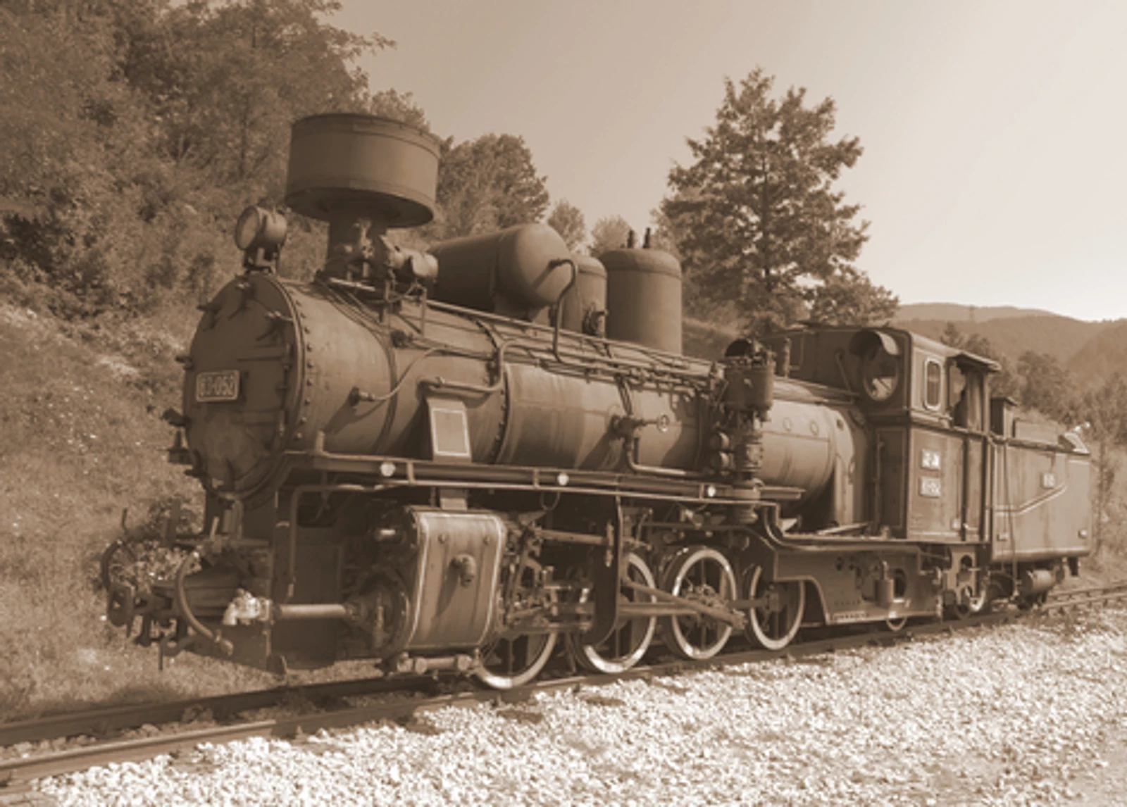 Antigua locomotora de vapor con un vagón