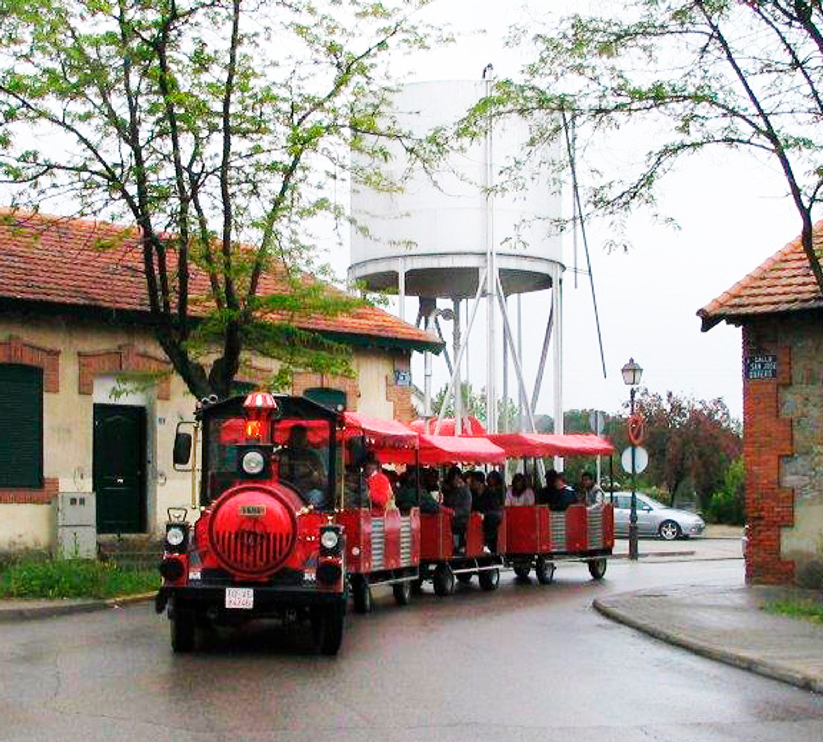 Tren de rueda de goma que recorre Las Matas hablando sobre la historia ferroviaria y la cultura del barrio mateño