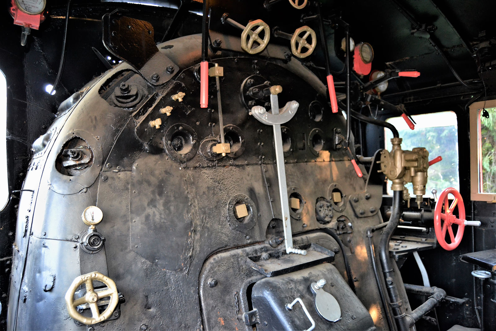 Cabina interior de una locomotora de vapor Mikado