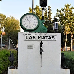 Antiguo reloj de Las Matas situado en el recinto de la locomotora de vapor Mikado