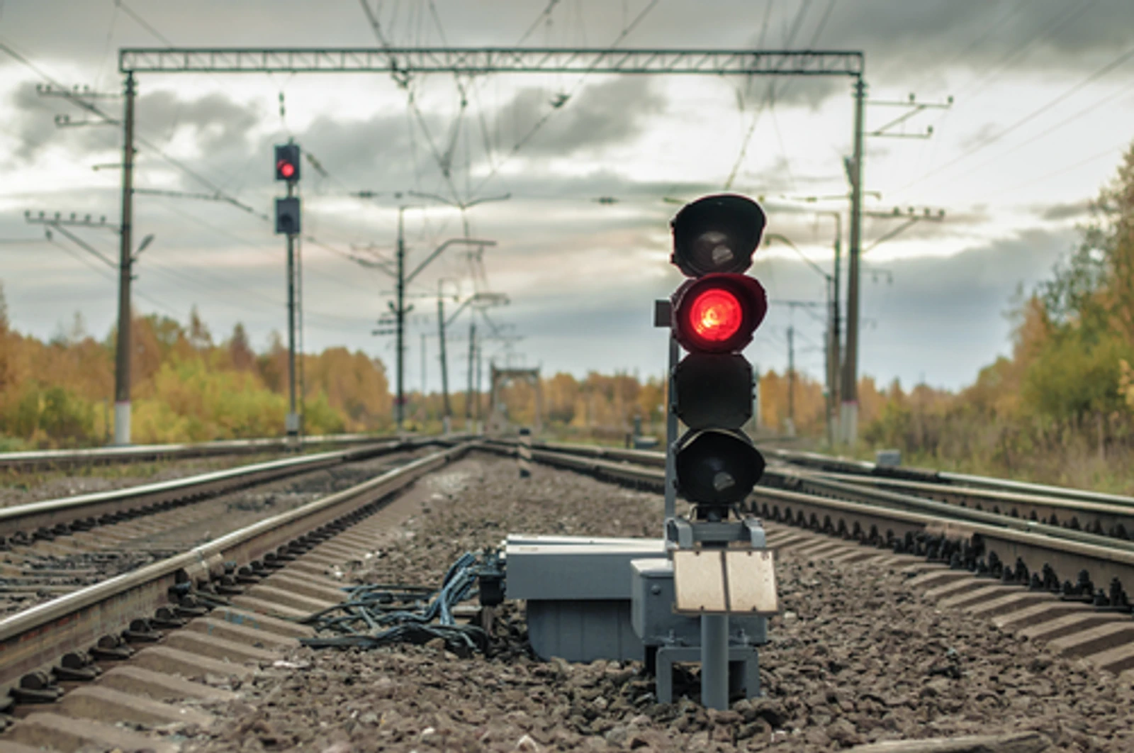 Vías del tren con semáforo en rojo